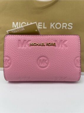 MICHAEL KORS Jet Set Travel Medium Logo Debossed Bifold Wallet
Carnation
NWT
